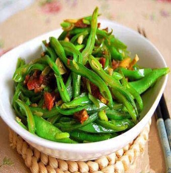 Làm món đỗ xào lạp xưởng 