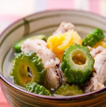 Thanh mát canh gà mướp đắng, dứa