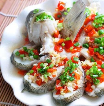 Cách làm cá quả hấp tỏi ớt cho bữa ăn ngày xuân lạnh