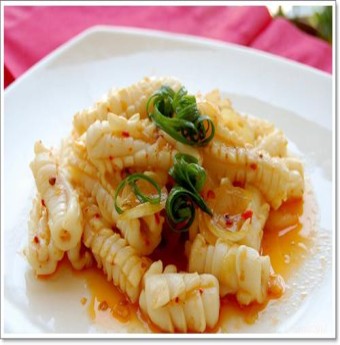 Chế biến món mực xào cay