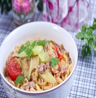 Cách làm món thịt viên nấu mì cho bữa sáng