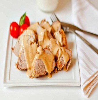 Cách làm món thịt lợn xốt sữa và lá thơm 