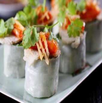 Cuốn bánh ướt tôm chua - Ngon đúng chất Huế