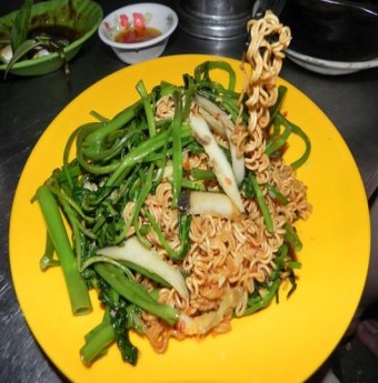 Tự làm món ốc xào mì thơm ngon, hấp dẫn