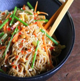 Cuối tuần làm mì xốt cay ngon, lạ miệng