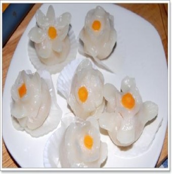 Làm món há cảo tôm hình hoa hồng tặng chị em ngày 8/3