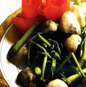 Món ngon ngày hè: Rau nhút xào nấm rơm