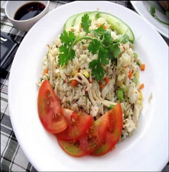 Cơm chiên cá mặn gà xé