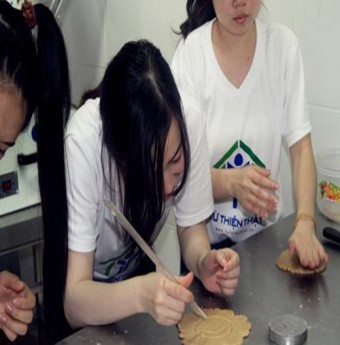 Giới trẻ làm bánh quy tặng trẻ em nghèo 