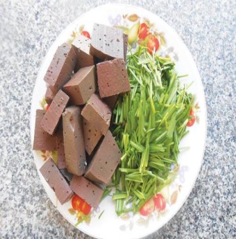 Huyết bò xào lá hẹ