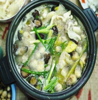 Gà ta 'tắm' lẩu nấm