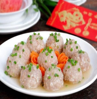 Hao cơm với thịt viên hấp thơm mềm