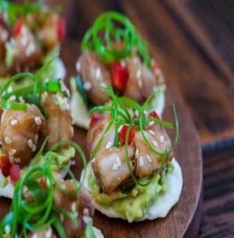 Lạ lẫm bánh gạo kèm tôm, bơ