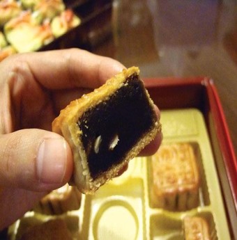 Bánh trung thu điêu đứng vì tin đồn