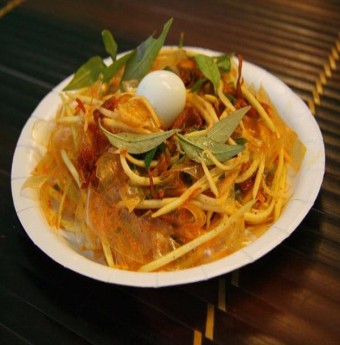 Tự làm bánh tráng trộn ngon tại nhà