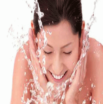 Rửa mặt đúng cách để da láng mịn trong mùa hè