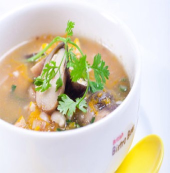 Canh ngon mùa hè: Bí đỏ nấu nấm rơm và lạc