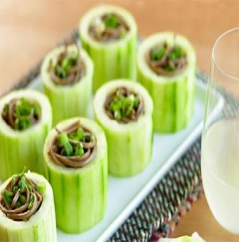 Bữa trưa lạ miệng vơi Dưa chuột nhồi mì lạnh