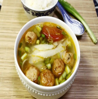 Bữa trưa đổi món với Cá viên chiên nấu măng