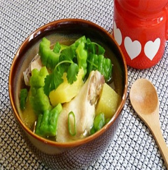 Món ngon ngày hè: Canh gà nấu dứa, mướp đắng