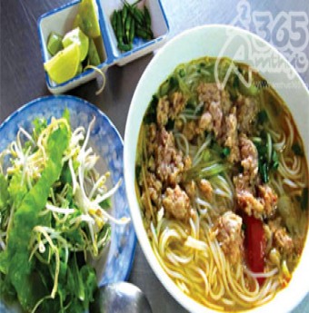 Về Quy Nhơn ăn bún riêu cua đậm đà