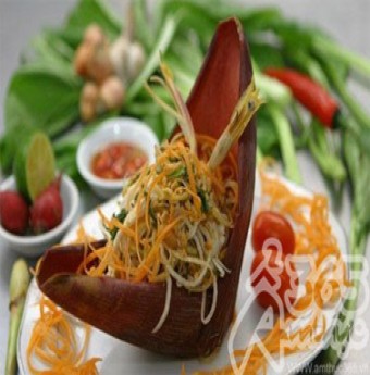Nắng nóng trổ tài món Nộm gà hoa chuối