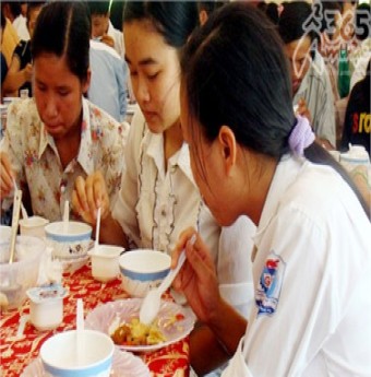 Sĩ tử mùa thi và nỗi ám ảnh về Cơm bình dân