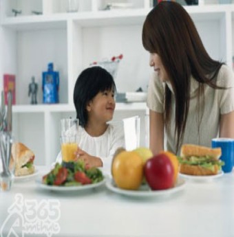 Không ngậm thức ăn trong miệng!