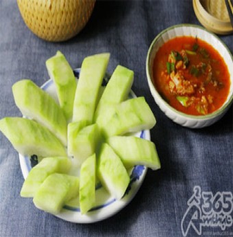 Món ngon miền Trung: Bầu chần chấm tôm kho