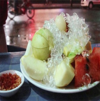 Thưởng thức đĩa trái cây mát lạnh xứ nhiệt đới