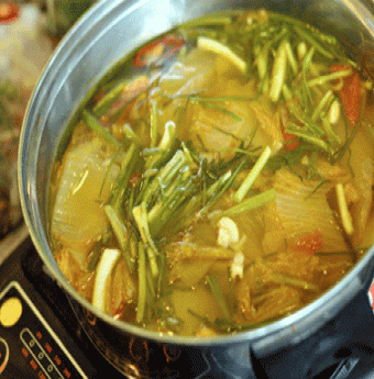 Thưởng thức lẩu kim chi kiểu Việt Nam