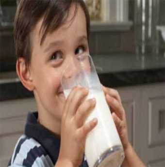 Có nên cho bé trai uống sữa đậu nành