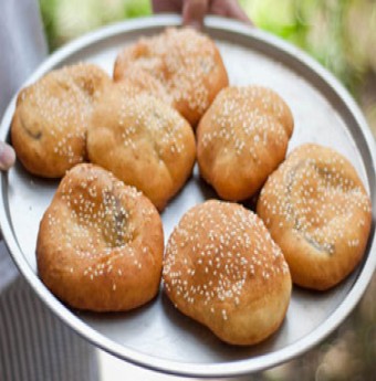 Bánh rán vừng thơm giòn ngày mưa