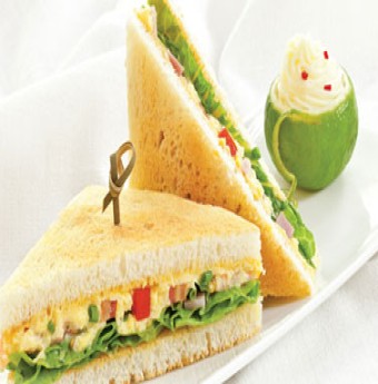 Bánh mì trứng đánh thịt nguội thơm ngon hấp dẫn