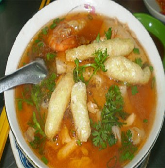 Nóng hổi tô bánh canh cua biển cho bữa sáng thu se lạnh