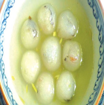 Chè bột lọc bọc thịt heo quay ngon ngọt