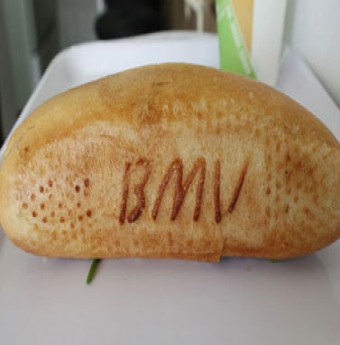 Thưởng thức bánh mì thương hiệu Việt