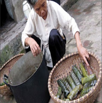 Thưởng thức bánh tẻ Phú Nhi