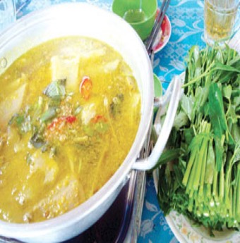 Lẩu chua sả nghệ cá nhám giàu