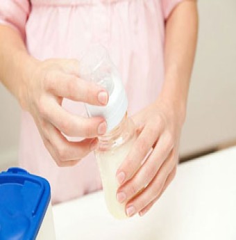 Có nên pha sữa vào cháo loãng cho bé