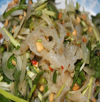 Thưởng thức bún và gỏi sứa cực ngon