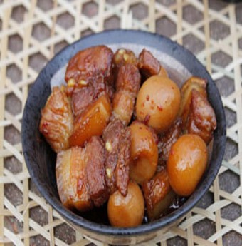 Thịt ba chỉ kho trứng cút