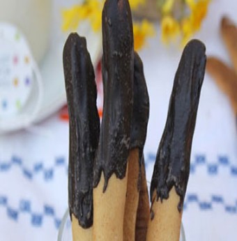 Bánh quy giòn tan nhúng chocolate