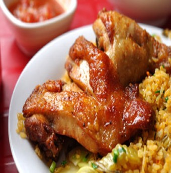 Cơm rang gà quay "giàu protein" trên phố Bà Triệu