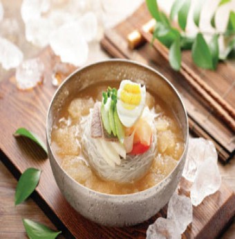 Mì lạnh Naengmyeon không chỉ là món ăn mùa hè
