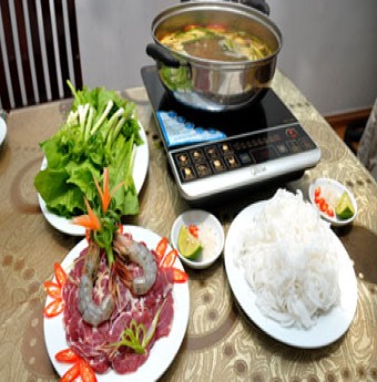 Đến phố Trấn Vũ khám phá lẩu tôm bò "tình nhân"