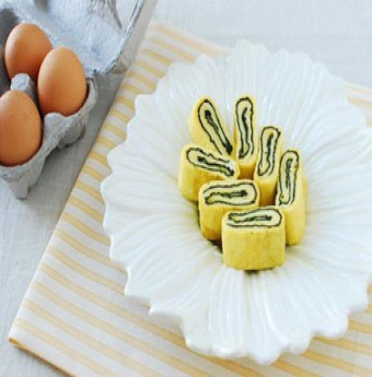 Cách làm trứng cuộn rong biển đẹp mắt