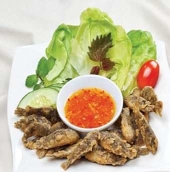 Hấp dẫn với cá rô bí chiên giòn xốt me