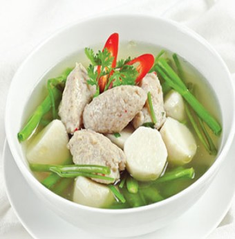 Cuối tuần nấu canh rau muống khoai sọ