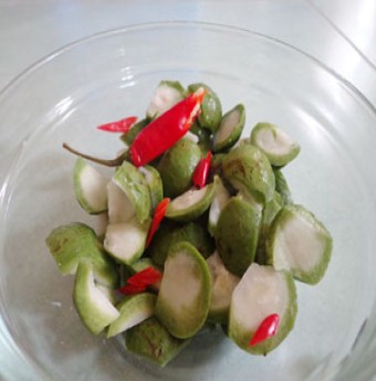 Đưa cơm sấu ngâm mắm ớt